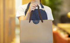 “不機嫌な客”に認められてこそ一人前!?接客に対するそれぞれの考え