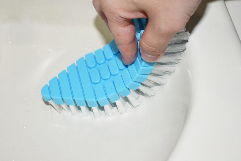 ダイソーのおすすめ商品「曲がるタイルブラシ」のアップ画像