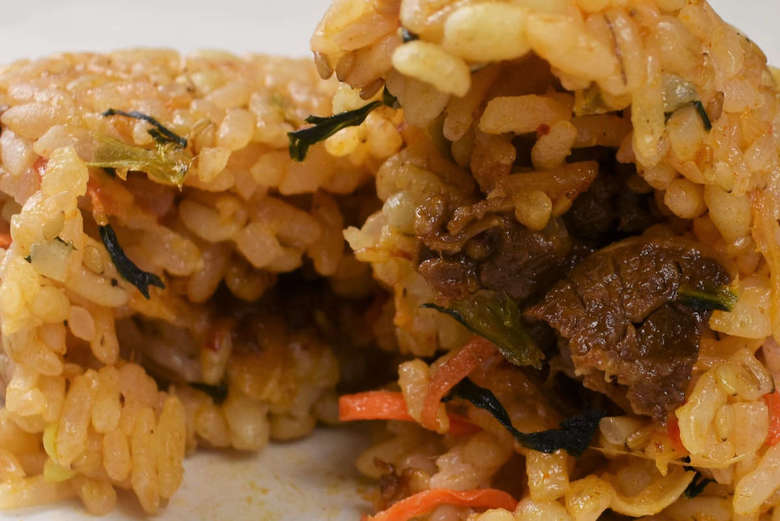 セブンイレブンの人気おにぎり「もち麦もっちり！ 牛焼肉ビビンバ」の実物画像