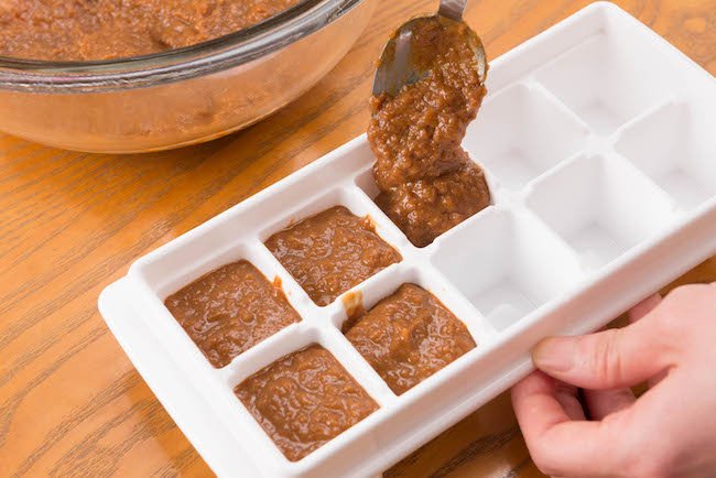 ④10等分になるよう製氷機に分け入れ、冷凍庫で２〜３時間凍らせる。