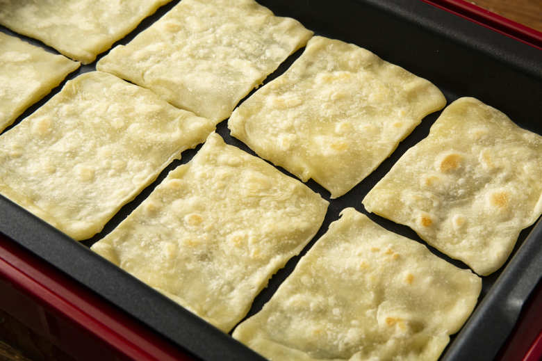 ①の生地を天板に合わせて薄くのばし、8等分にする。ホットプレートにオリーブオイルを薄くなじませ、中温にして生地を焼く。