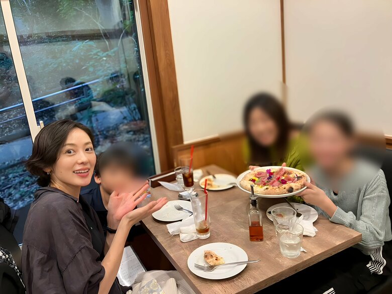 友人と食事の席での徳澤直子さん