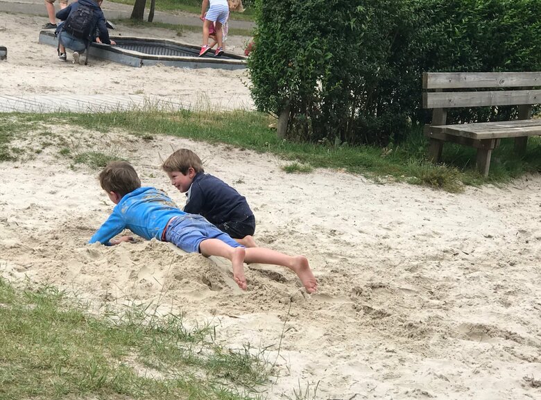 ベルギーの公園の砂場。柵などの隔たりがなく、子どもたちは自由自在に遊べる