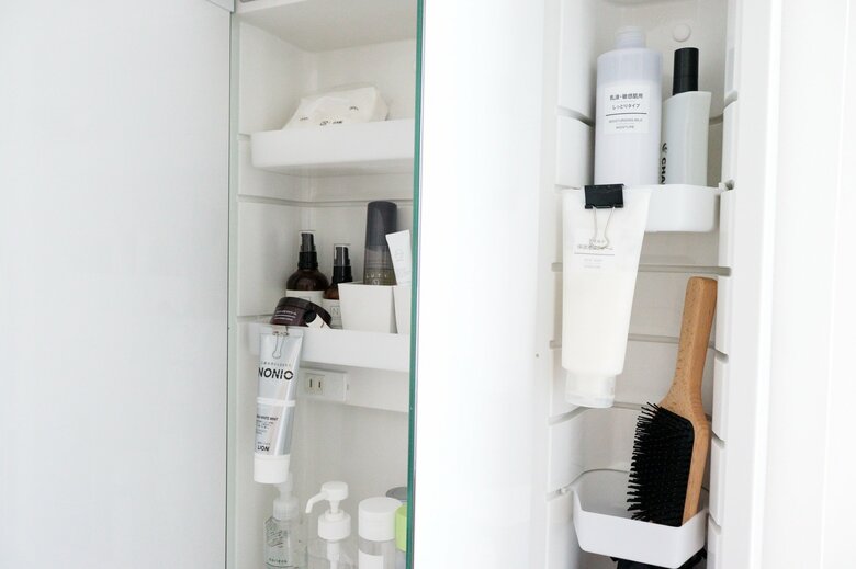 ダブルクリップでチューブものを吊るせば、コンパクトに収納できる