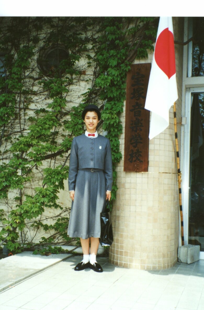 宝塚歌劇団の入団時。遼河はるひ15歳、笑顔と緊張の間