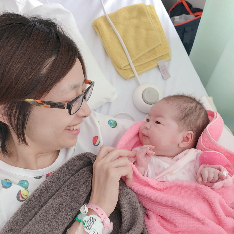 生まれた病院にて娘さんと。「お母さんなのに、身近でお世話ができないことがつらかった」