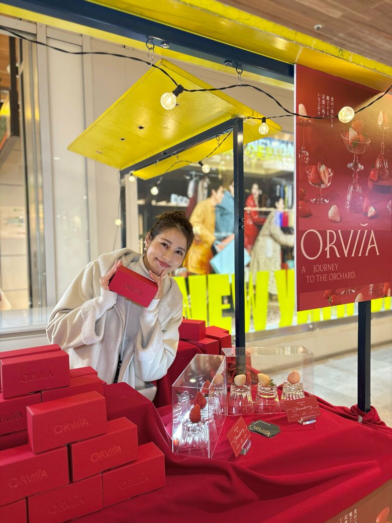 ポップアップストアの店頭に立つ永島優美さん