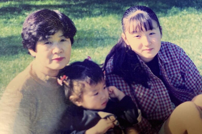 絵里菜さん（中央）。いつもサポートしてくれた祖母と姉と