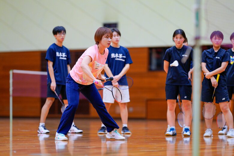 高校生に向けた講習会で選手たちに熱心な実技指導を行う