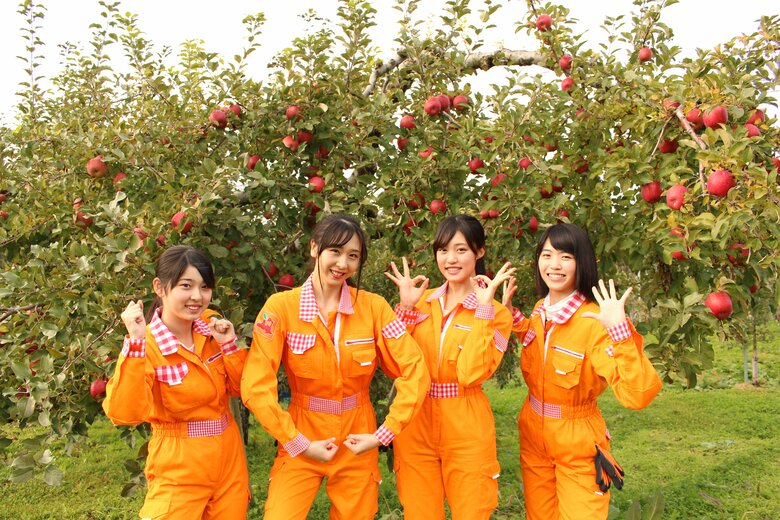 りんご畑で青森特産のりんごをPRするりんご娘。メンバーにはそれぞれ、りんごの品種の名前が付けられている