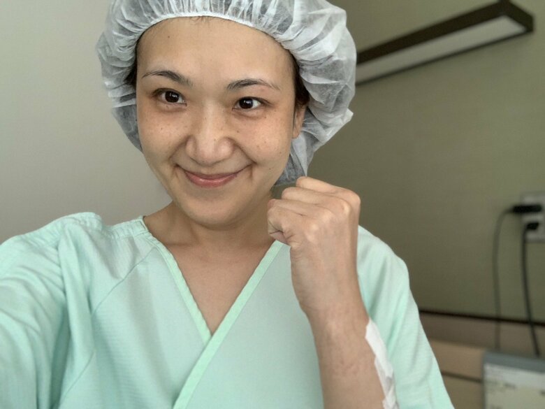 手術直前。ガッツポーズをみせる市川さん