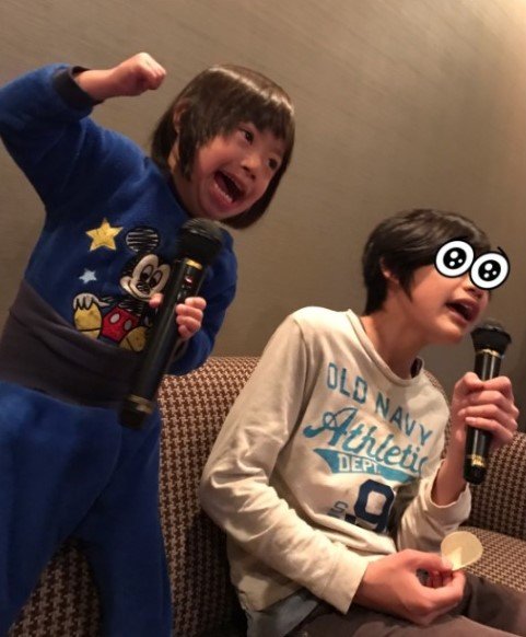 長男の空良くんとカラオケで歌う美良生くん