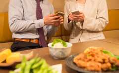 夫や彼氏がいても…異性に連絡先を聞かれて教えるのは罪なのか!?