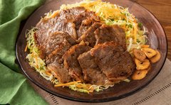 焼肉サラダのレシピ「ドレッシングであえた野菜がポイント」