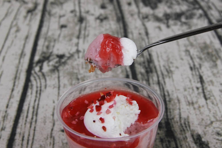 人気ファミマスイーツ 「いちごのゆるパフェ」の実物画像04