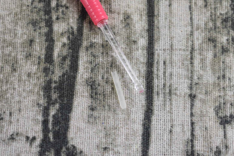 ダイソーのおすすめ商品「光る耳かき」の使用中画像