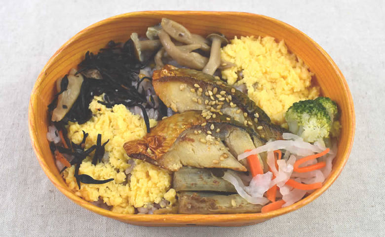 ナチュラルローソンのおすすめお弁当「金華さばのわっぱ風弁」の実食画像