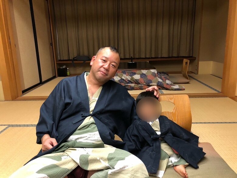 やさしそうなパパの表情！息子さんと写真に収まる西村さん