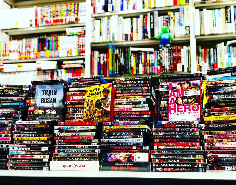 数百点ある岡本さんのゾンビ作品コレクションのごく一部