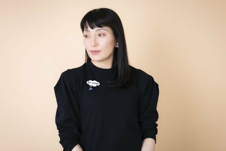 「腕のシルエットが素敵」遊び心がある洋服が好きと話す宮下今日子さん