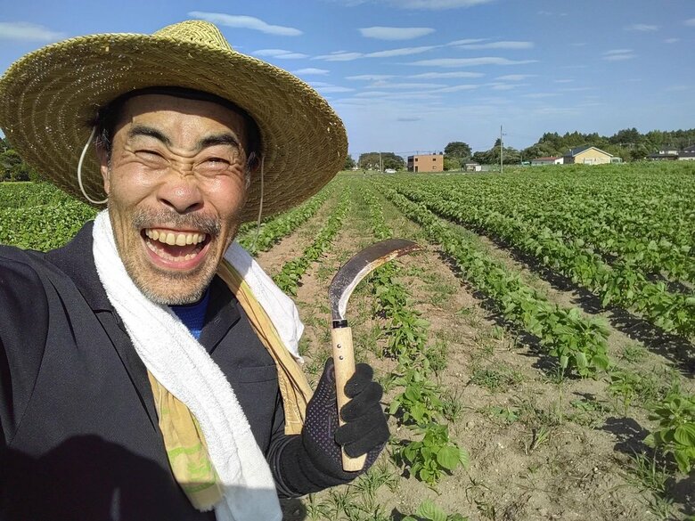 暑さの中、エゴマ農家の作業を手伝うなすびさん「焼きなす状態」