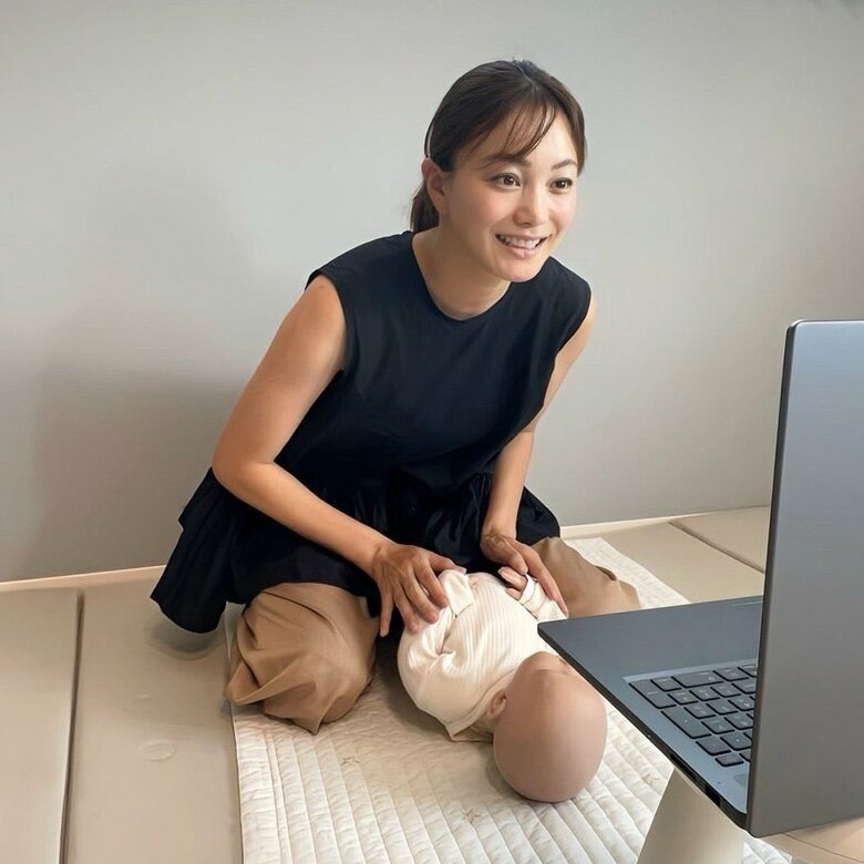 オンラインでベビーマッサージのレッスンをする蛯原英里さん