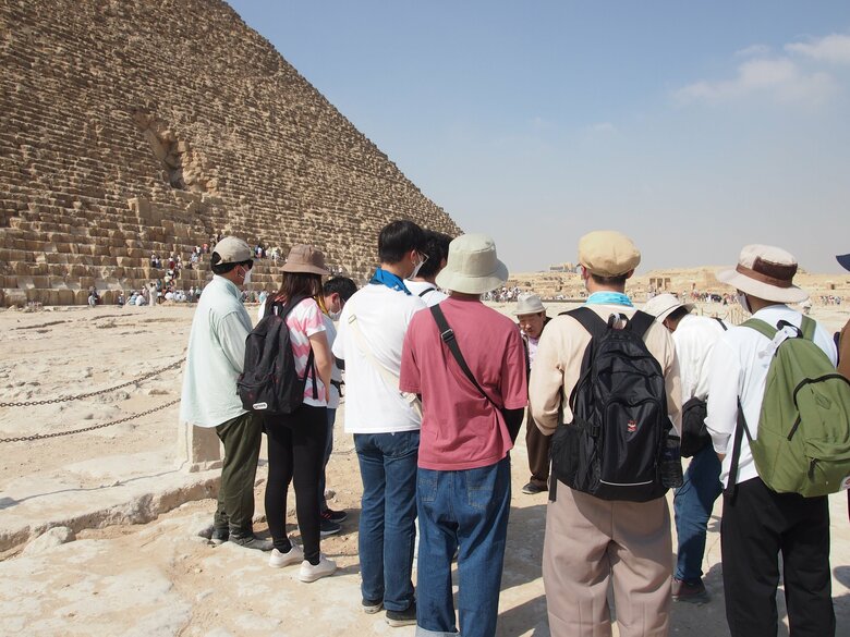 若い研究者や学生らへの協力を惜しまず、次世代の考古学者の卵たちを育てるためにエジプトでの視察も行う
