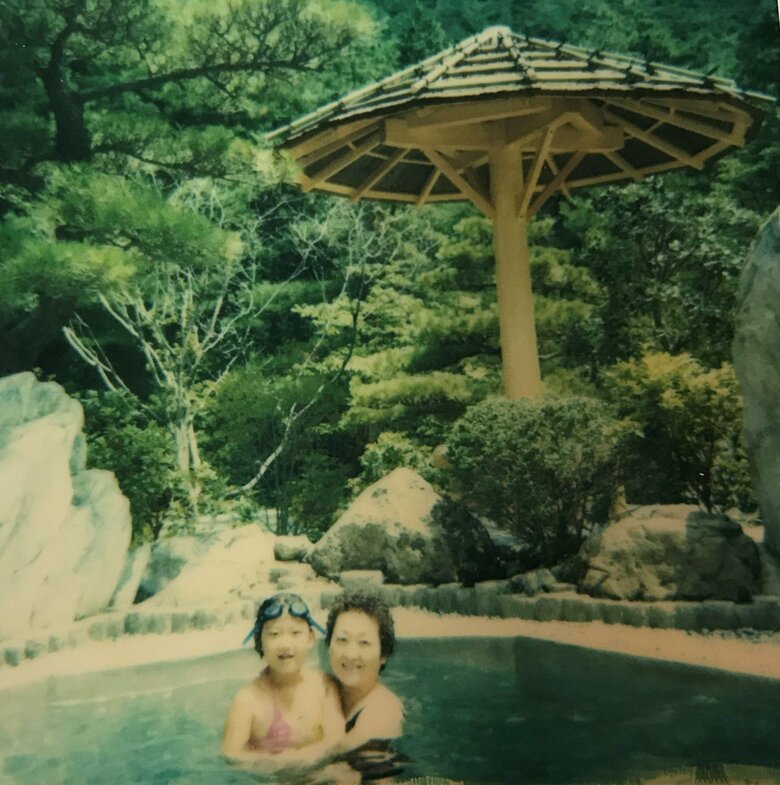 小学2年生のころ。数子さんと京都の自宅にて