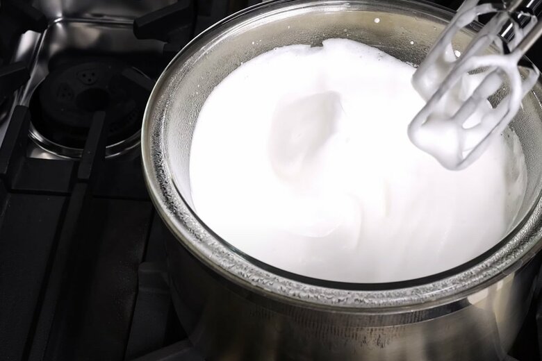 【作り方6】柔らかいけどツノが立つ状態になったらメレンゲの完成！