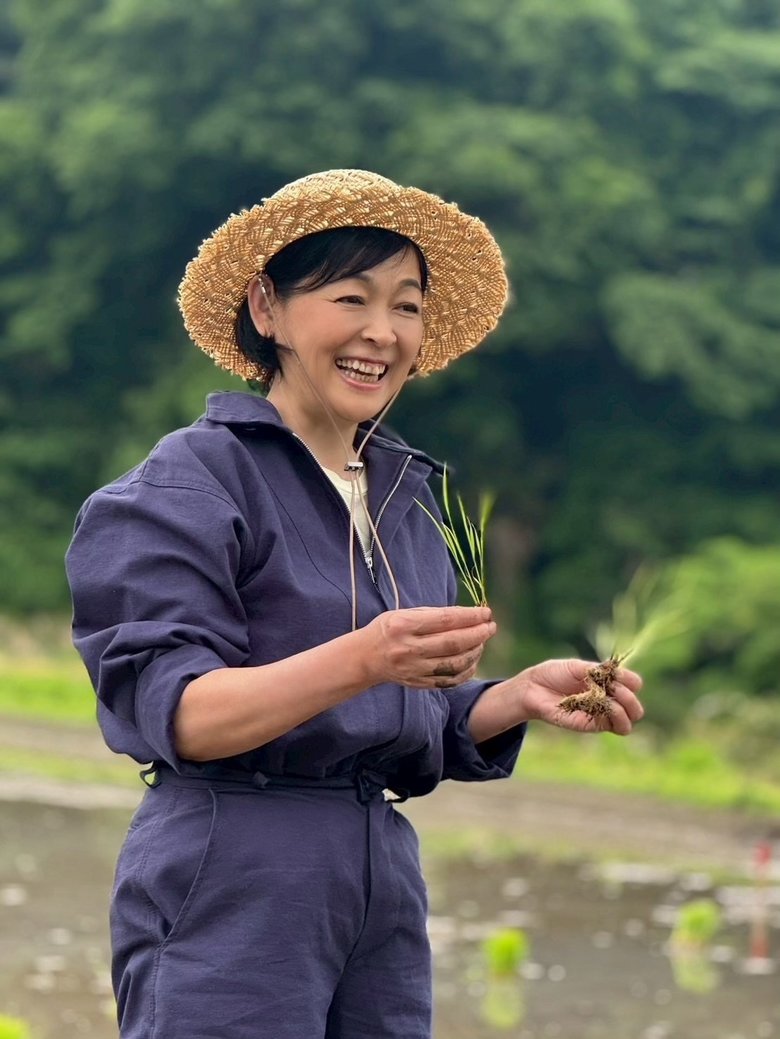 麦わら帽子につなぎ姿で田植えに勤しむ財前直見さん