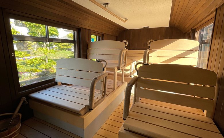 ベンチの丸みにもこだわったサウナ室。バスならではの大きな車窓から景色が楽しめる