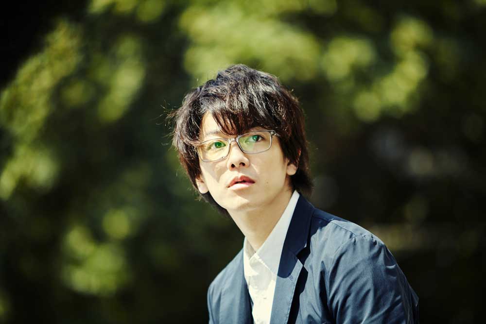 ジャケットを着た佐藤健