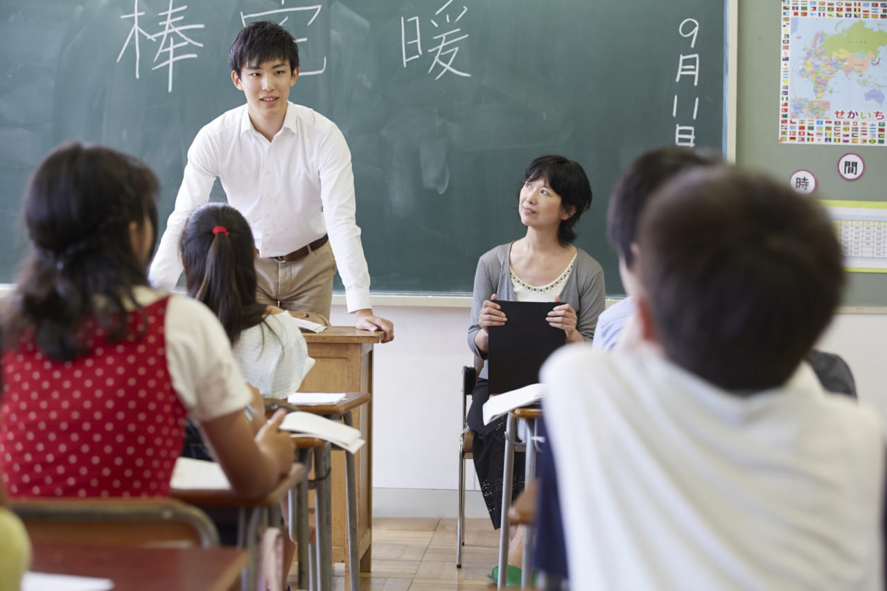 学校で授業を受ける子どもたち