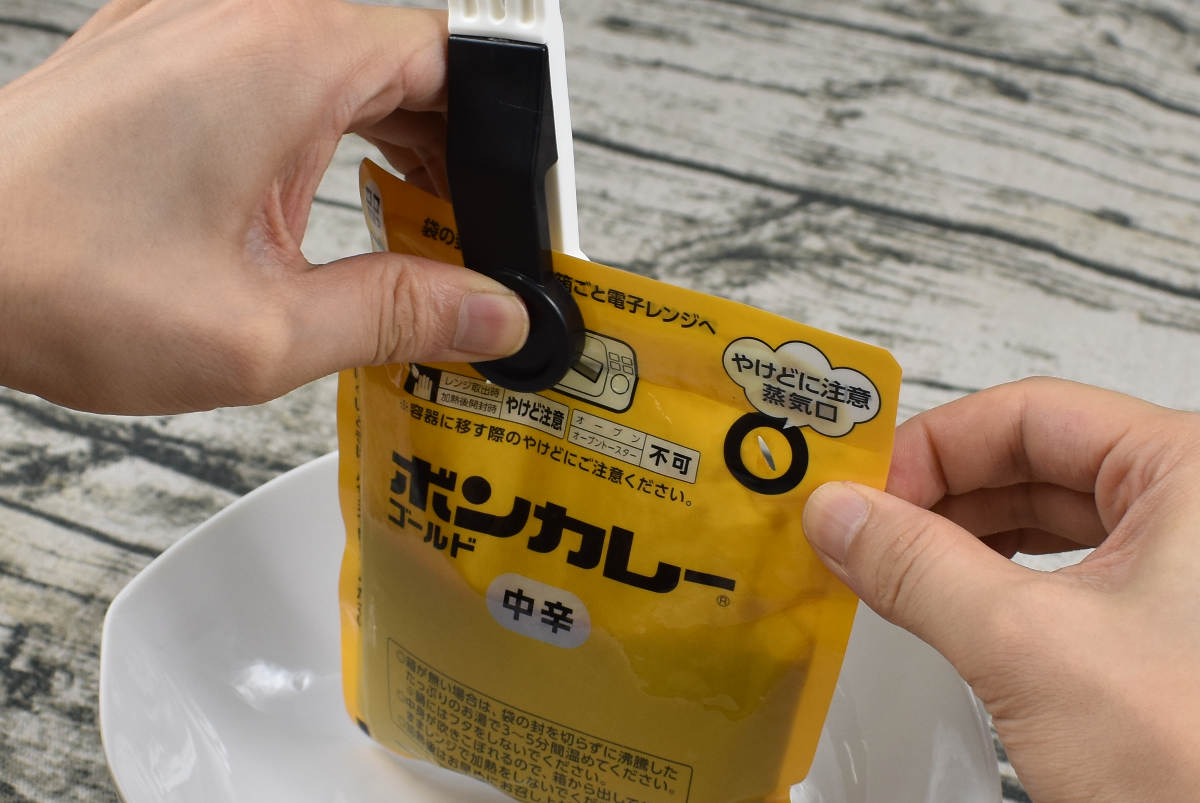 セリアのおすすめ雑貨「レトルト絞り&カッター」の商品画像