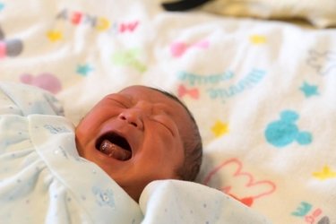 赤ちゃんが泣きやまない！考えられる理由と対処法