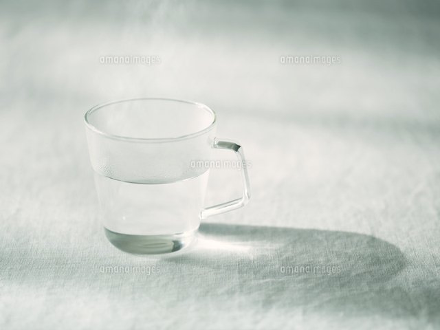 コップに入れた白湯の画像