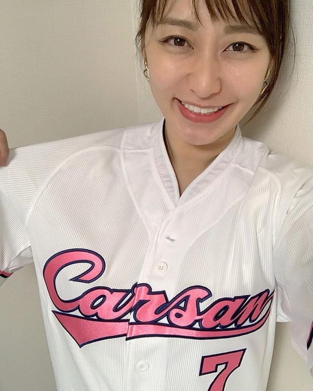 広島カープの限定ユニフォームを着用