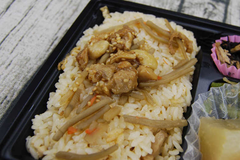 人気商品ローソン「鶏五目ご飯幕の内弁当」の実物画像03