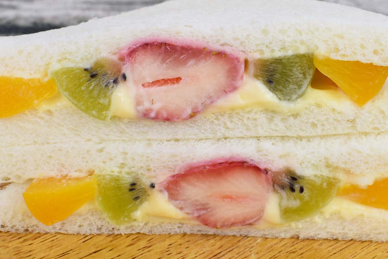 ローソンの人気スイーツ「八天堂監修 かすたーどミックスフルーツ」の実物画