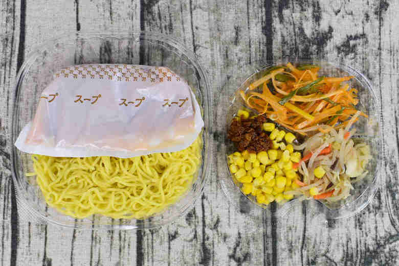 セブンイレブンのおすすめラーメン「シャキシャキねぎ盛り 冷し味噌ラーメン」の食レポ画像