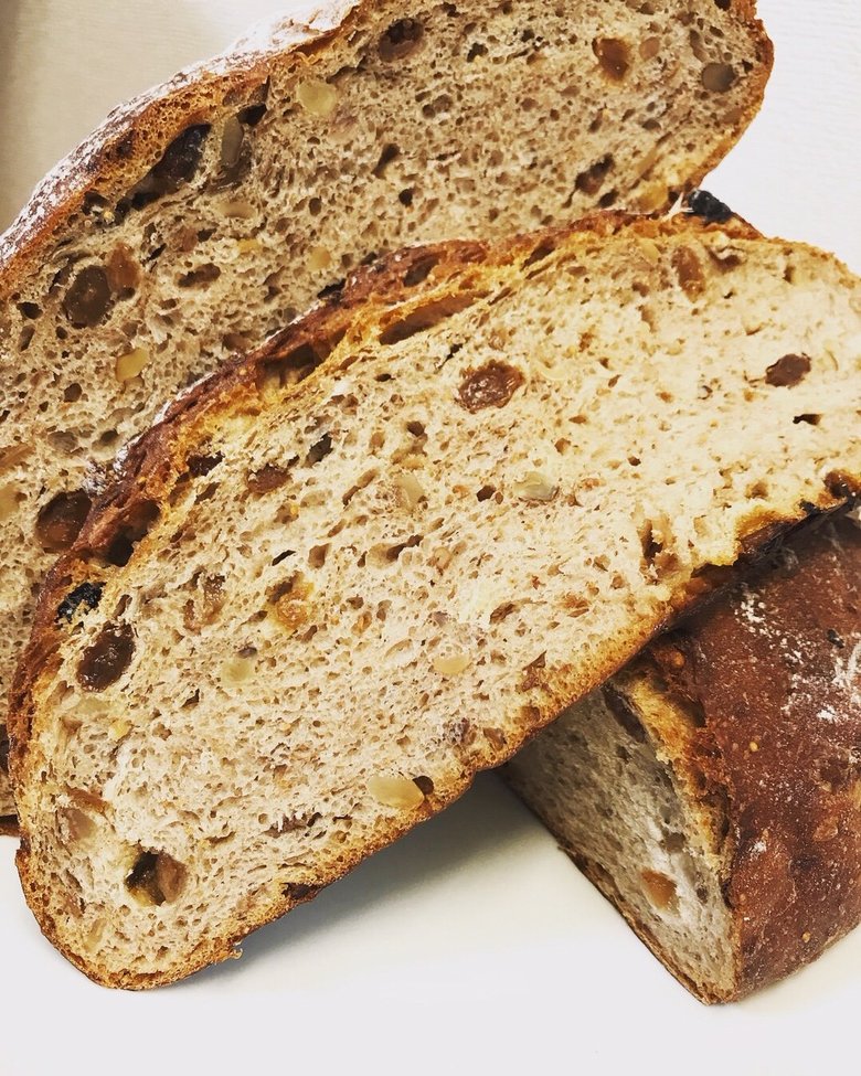 コストコで販売しているレーズンフィグウールナッツブレッドの断面