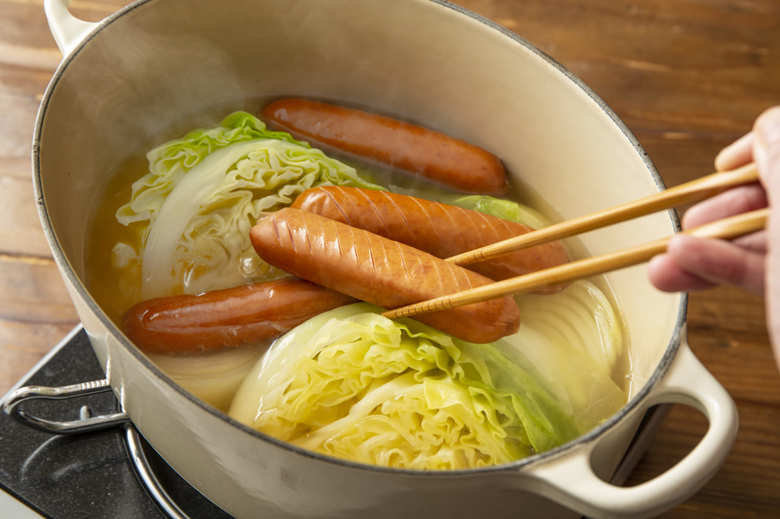 野菜がやわらかくなったらソーセージを加えて蓋をせずに2〜3分ほど煮る。塩をふって味を整えたら器に盛り、カマンベールチーズをひと口大にちぎってのせ、黒こしょうをふる。