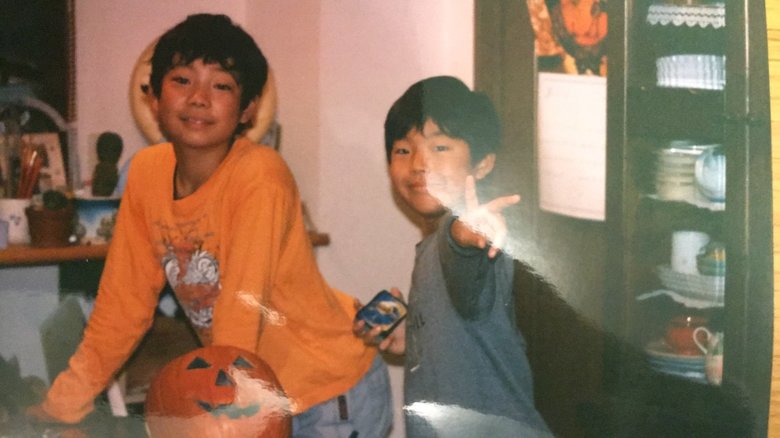 小学生の頃の前田さん（左）。自宅で弟さんと