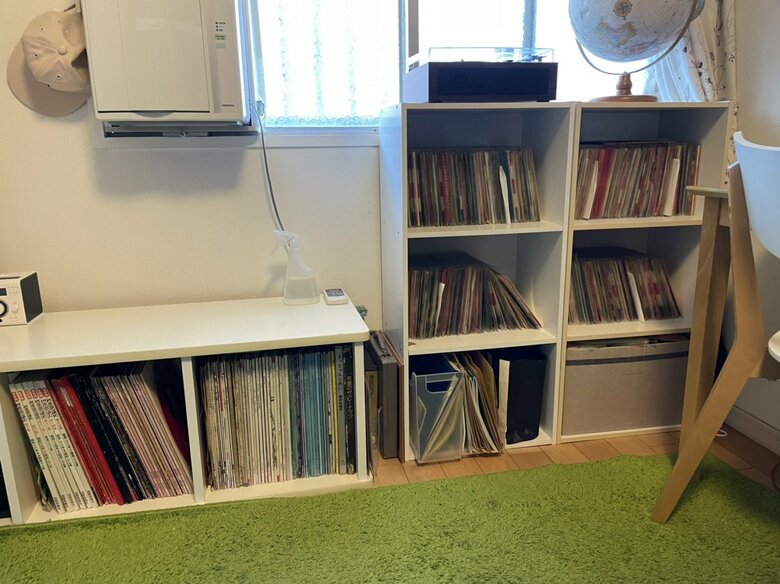 桂三君の部屋にあるレコード棚とレコードプレーヤー