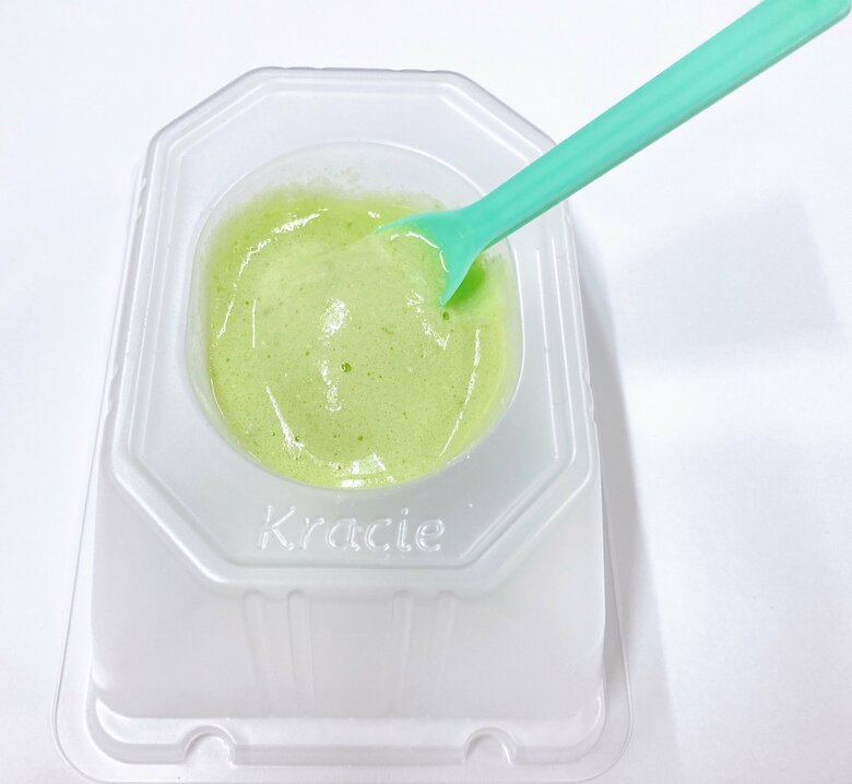 水を入れて混ぜるとふわふわ膨らむ！こちらは「おくすりパクッとねるねる」メロンソーダ味