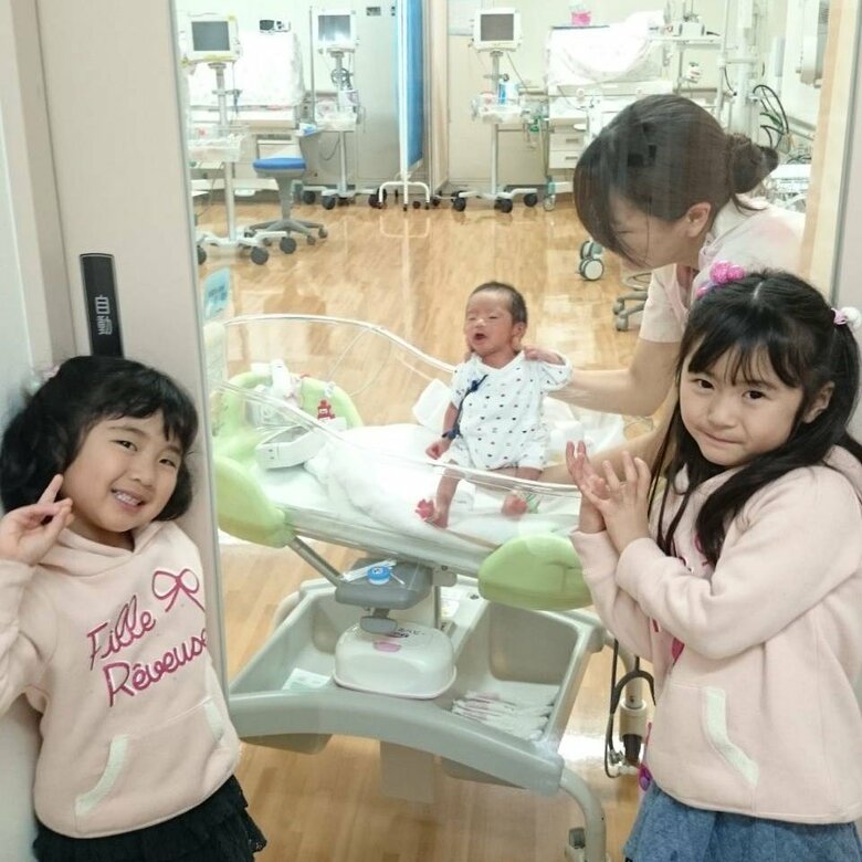 生後約40日NICUにて、外には次女と長女が見守る