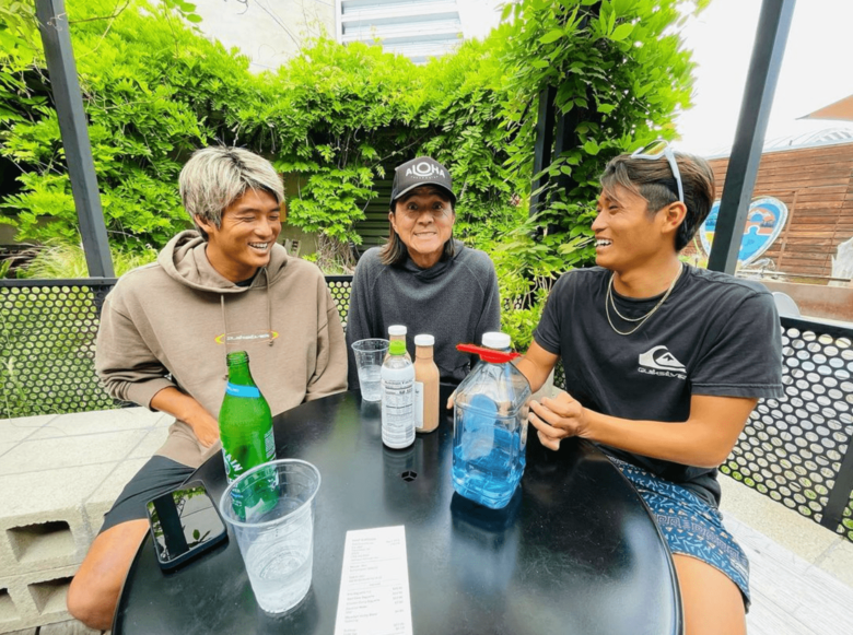 家族が集まれば会話が途切れないほどの仲良しぶり。左が長男・カノアさん、右が次男・キアヌさん、真ん中が夫・勉さん