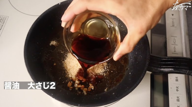 【作り方19】醤油大さじ2を入れる