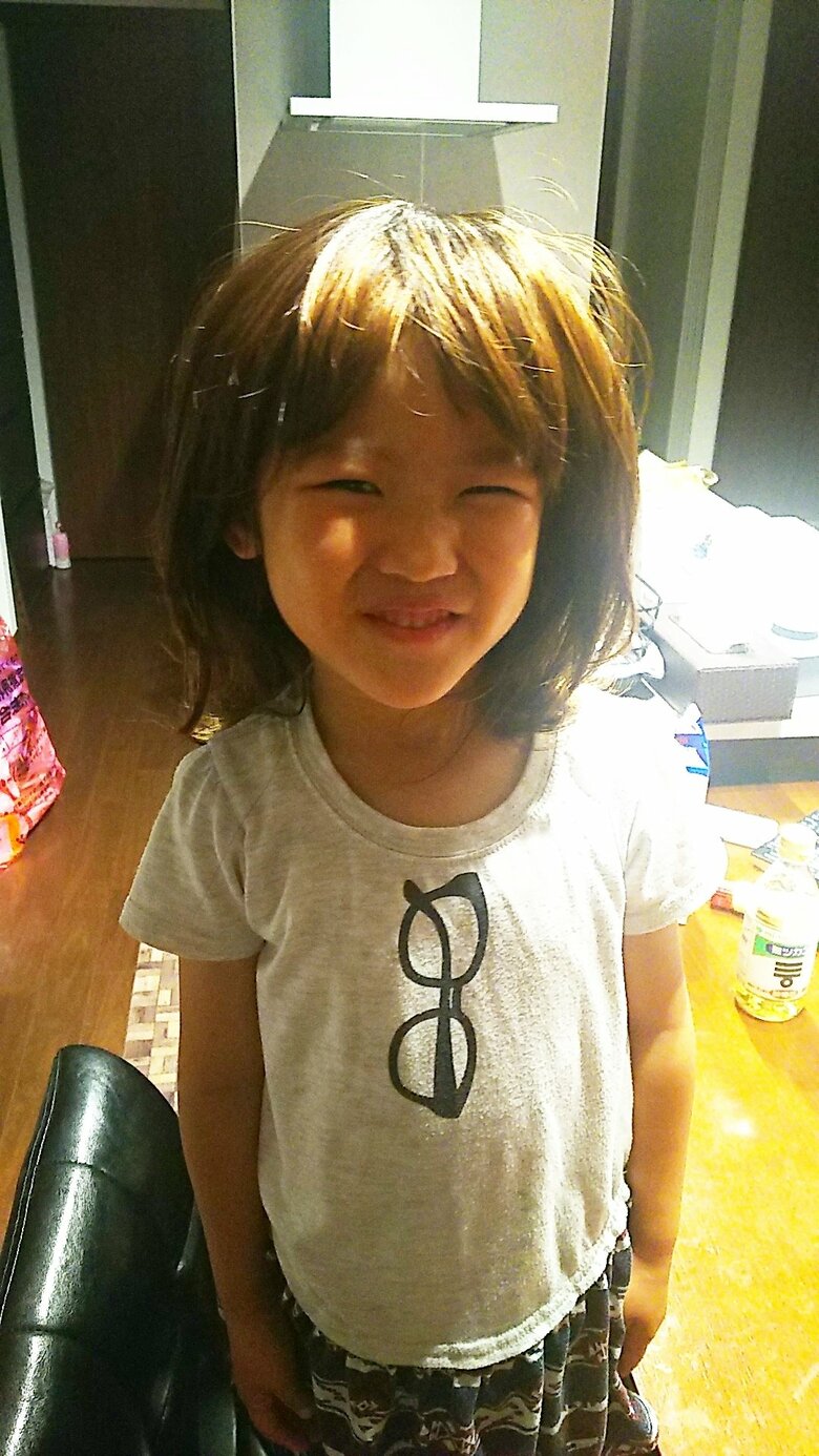 えみりィーさんのウィッグをかぶるお子さん