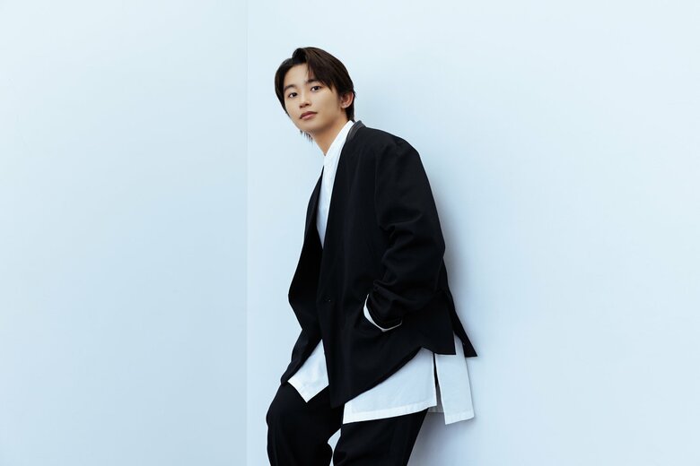 ふとした表情にクールな大人の雰囲気を感じさせる